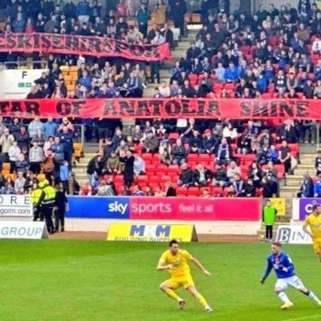 St. Johnstone taraftarlarının açtığı Eskişehirspor pankartı İskoçya Ligi’ne damga vurdu